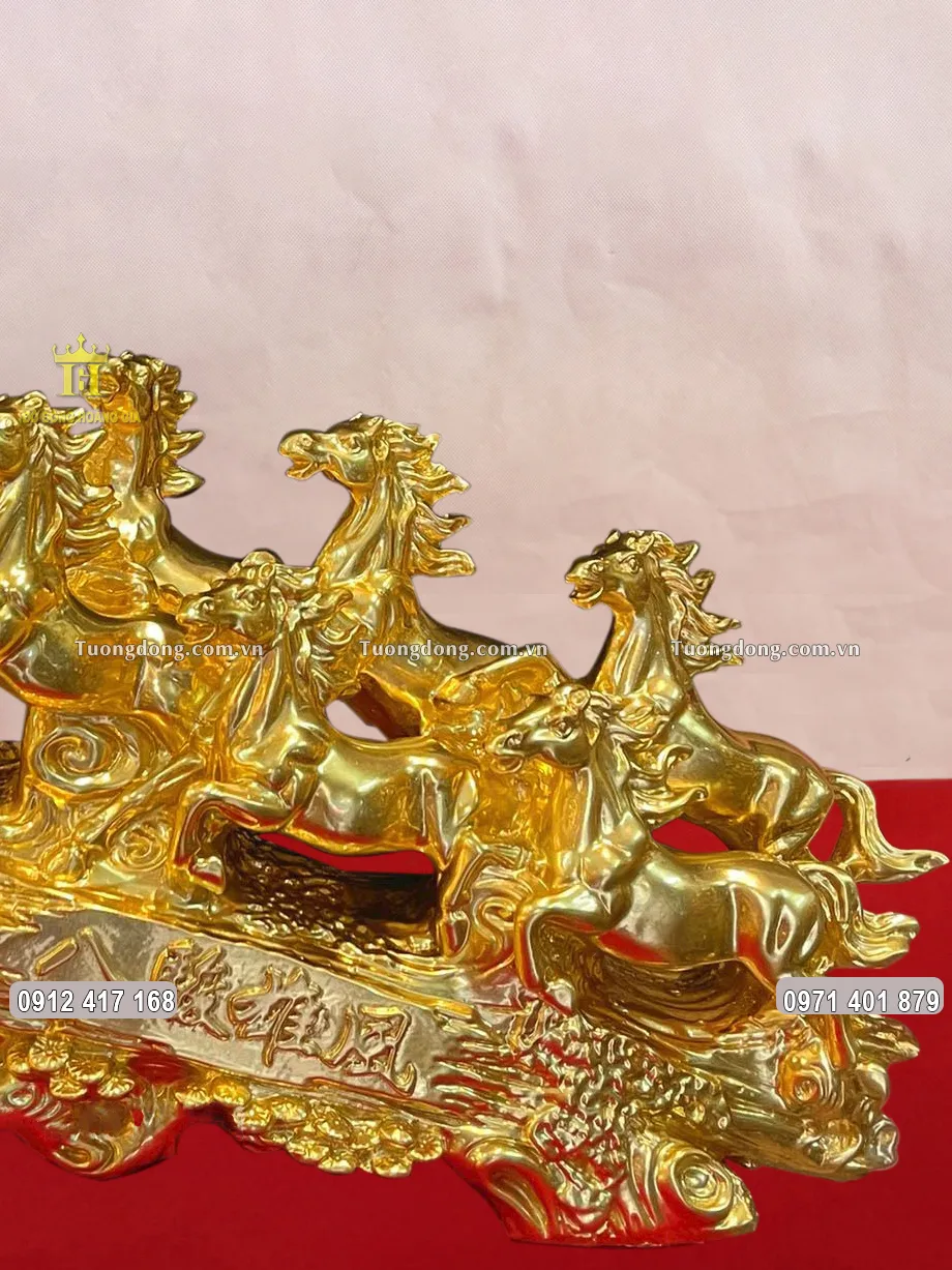 Từng họa tiết hoa văn được chạm khắc sắc nét